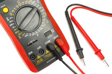 Beyaz bir arka plan üzerinde probları ile dijital multimetre