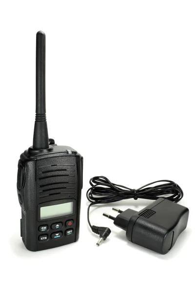 Walkie-talkie portátil com carregador de bateria isolado em um fundo branco — Fotografia de Stock