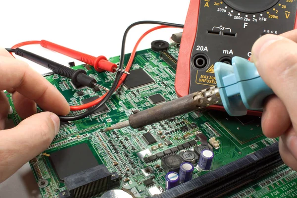 Digitális multiméter szonda és a mérnök kezében egy műhelyben forrasztópáka — Stock Fotó
