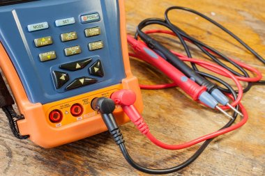 Bir tabloda bir atölyede probları ile CCTV tester