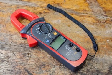 Bir tabloda bir atölyede multimetre aksesuarları ile kelepçe