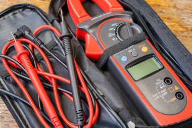 Bir tabloda bir atölyede multimetre aksesuarları ile kelepçe