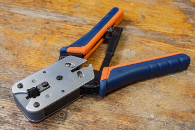 Aracı masaüstünde bir atölyede Rj45 konektörler montajı için sıkma