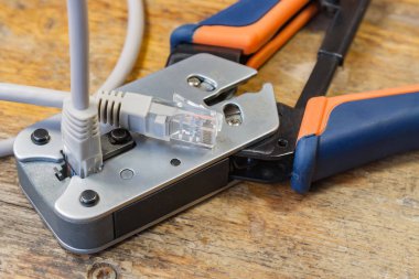 Aracı masaüstünde bir atölyede Rj45 konektörler montajı için sıkma