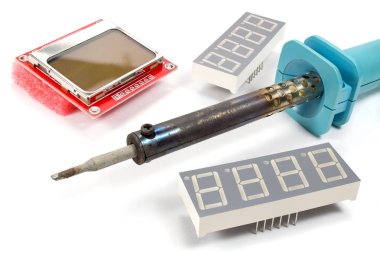 LCD ekran Led görüntüler 4 basamak ve beyaz bir arka plan üzerinde bir havya