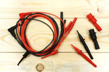 Dijital multimetre üzerinde ahşap bir masa probları