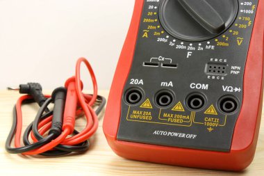 Ahşap bir masa üzerinde dijital multimetre