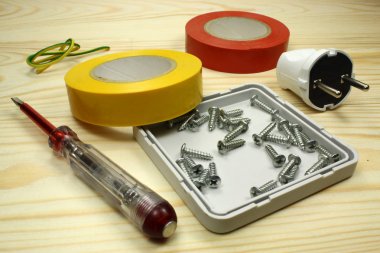 Ahşap bir masa üzerinde kablolama için Araçlar