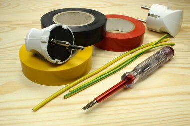 Ahşap bir masa üzerinde kablolama için Araçlar