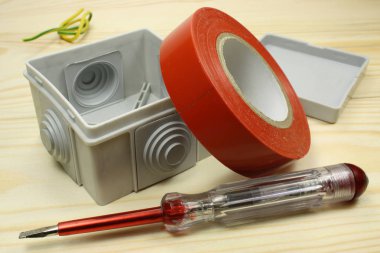 Ahşap bir masa üzerinde kablolama için Araçlar