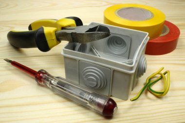 Ahşap bir masa üzerinde kablolama için Araçlar