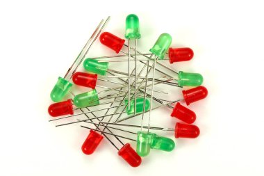 Beyaz bir arka plan üzerinde renkli Led diyotlar