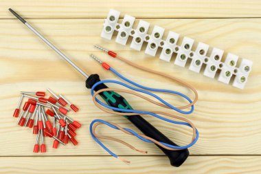 Ahşap bir masa üzerinde kablo konektörü