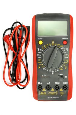 Beyaz arka plan üzerinde izole sonda ile dijital multimetre