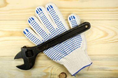 Ahşap bir masa üzerinde ayarlanabilir anahtarı