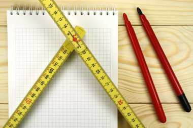 Ahşap bir masa ölçerde marangoz