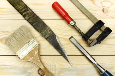 Ahşap bir masa üzerinde inşaat aracı