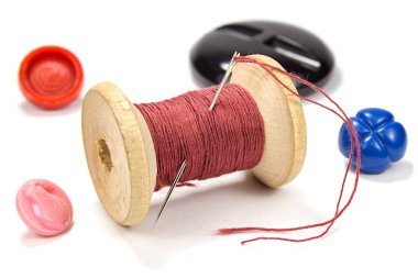 Antika ahşap biriktirme, kırmızı iplik, iğne ve beyaz arka plan üzerinde düğmeleri