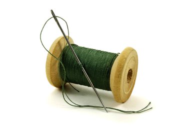 Konu ve beyaz bir arka plan üzerinde bir iğne ile ahşap coil