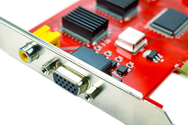 ДВД материнской платы крупным планом на белом фоне
