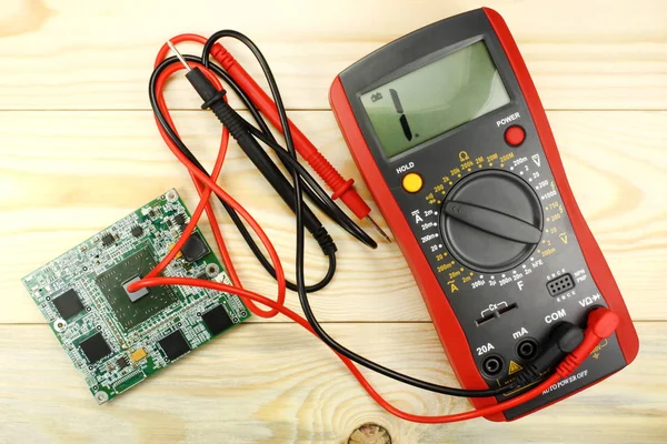 Digital multimeter på ett träbord — Stockfoto