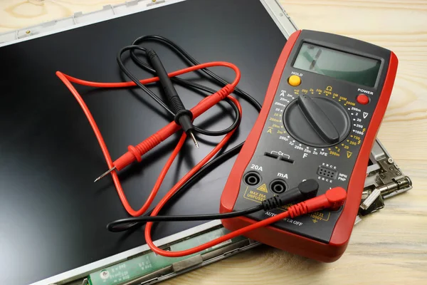 Digitalmultimeter auf einem Holztisch — Stockfoto