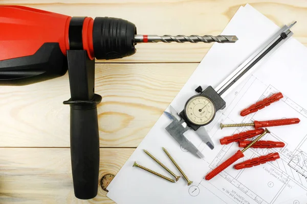 Hamer boor op een houten tafel — Stockfoto