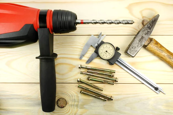 Hamer boor op een houten tafel — Stockfoto