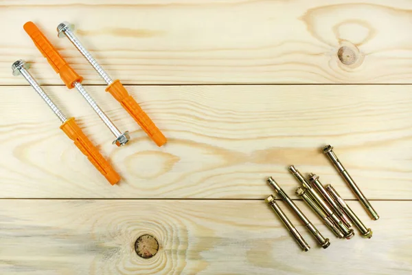 Anclaje de plástico y metal sobre una mesa de madera — Foto de Stock