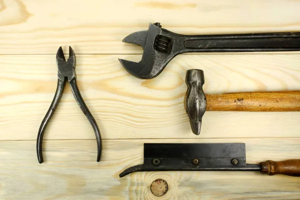 Herramientas de construcción sobre una mesa de madera — Foto de Stock