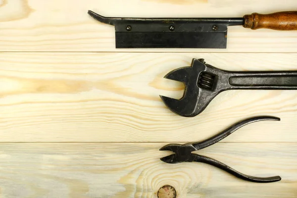 Εργαλεία κατασκευής σε ένα ξύλινο τραπέζι — Φωτογραφία Αρχείου