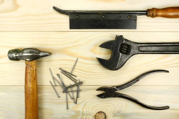 Εργαλεία κατασκευής σε ένα ξύλινο τραπέζι — Φωτογραφία Αρχείου