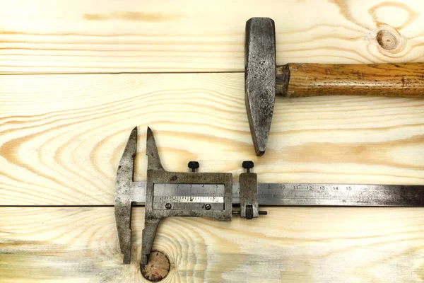 Κατασκευή εργαλείου σε ένα ξύλινο τραπέζι — Φωτογραφία Αρχείου