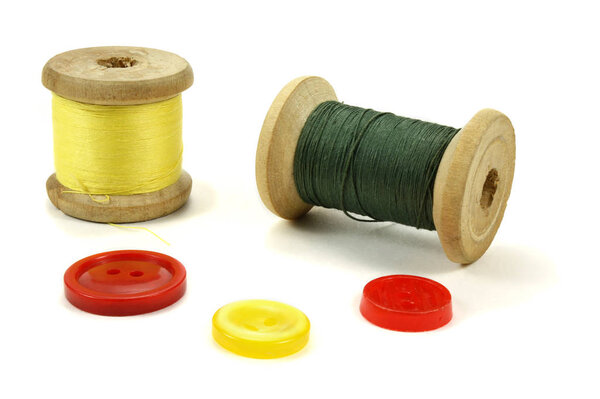 Деревянная катушка с резьбой и цветовыми кнопками на белом фоне
