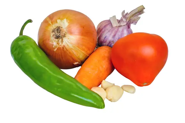 Лук, чеснок, морковь, помидор, горящий перец изолированы на белом фоне — стоковое фото