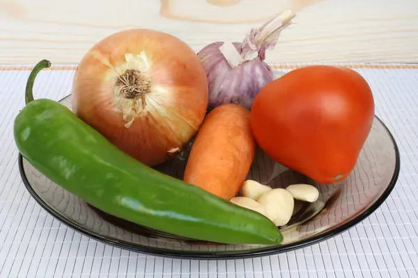 Cibule, česnek, mrkev, rajče a hořící pepř — Stock fotografie