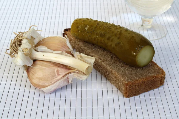 Alho e pão de centeio — Fotografia de Stock