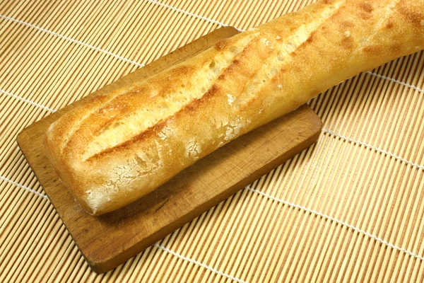 Baguete francesa em uma mesa — Fotografia de Stock