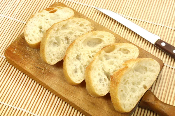 Baguete francesa em uma mesa — Fotografia de Stock