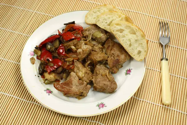 Carne frita con verduras —  Fotos de Stock