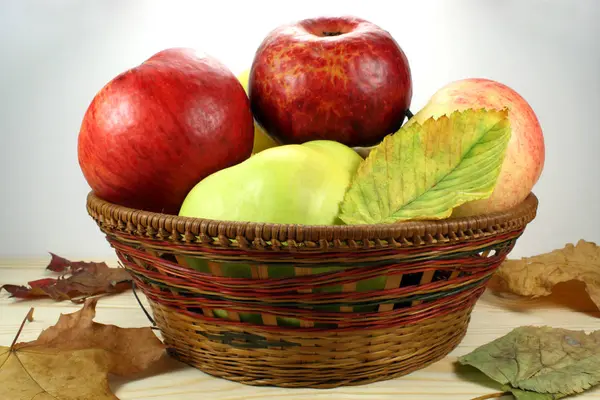 Fresh apples on a wooden table — Stock Photo, Image