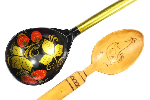 Beyaz arka plan üzerinde izole işlemeli eski tahta kaşığı