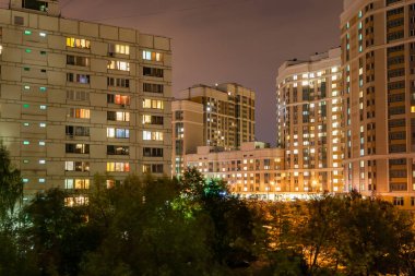 --Dan a pencere şehir Mahallesinin gece manzarası