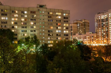 --Dan a pencere şehir Mahallesinin gece manzarası