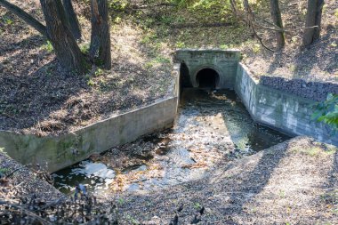 Güneşli bir sonbahar günde bir şehir gölet üzerinde baraj