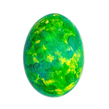 Yeşil paskalya yumurtası beyaz arka planda izole edilmiş.