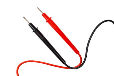 Paralel kırmızı ve siyah multimetre üzerinde izole beyaz arka plan probları