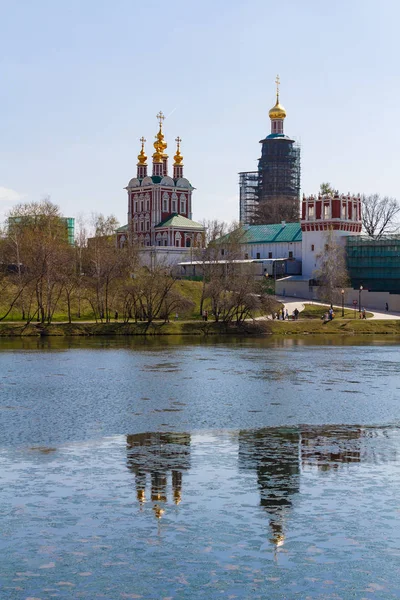 Novodevitsj klooster, uitzicht vanaf de Bolshoi Novodevichy vijver. Moskou, Rusland — Stockfoto