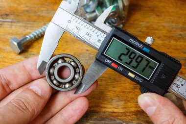 Rulman elektronik bir kumpas ile dış çap ölçme