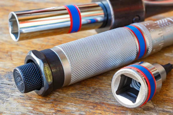 Torque wrench handle on a wooden table closeup — Stock Photo, Image